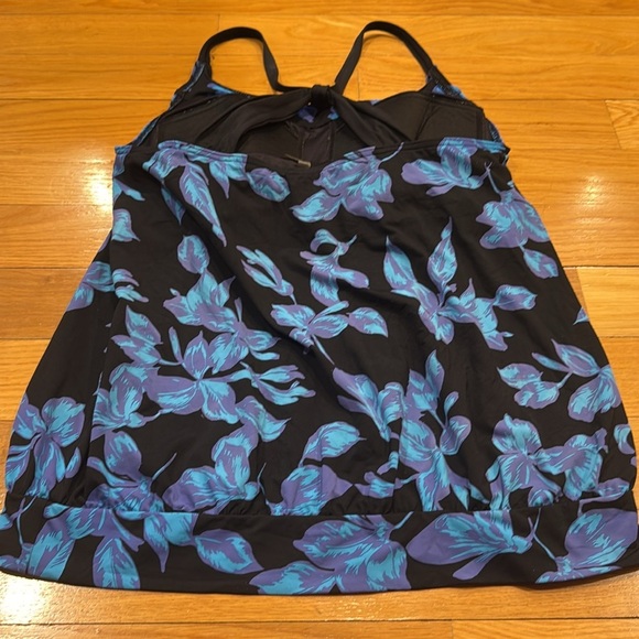 Lands’ End Women’s tankini swim top size 14. - Picture 4 of 8